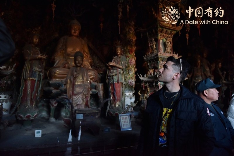 中国有约｜国际友人打卡临汾小西天 悬空彩塑铸就“别有天”奇境