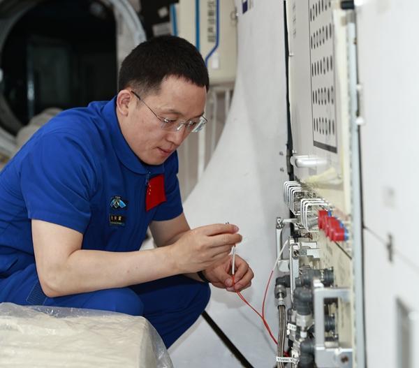 航天员张洪章:把科研梦写在星辰大海