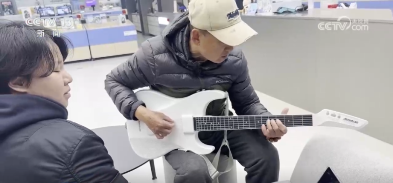 新消费图鉴 | 情感搭子、随身翻译官……“科技+”激发消费“新”风尚