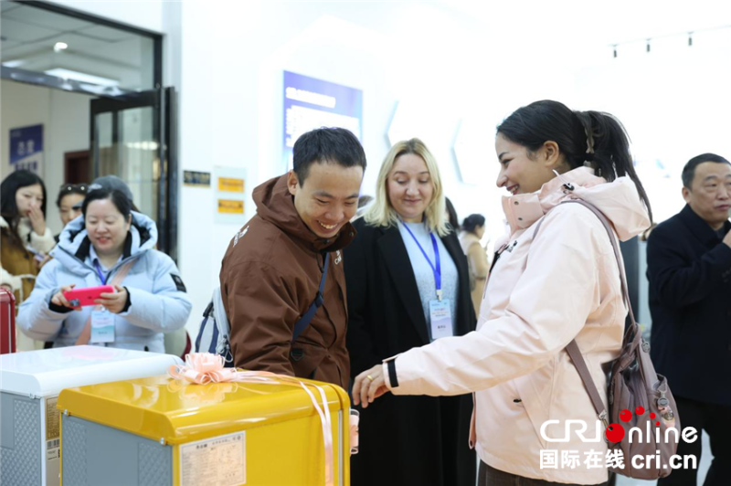 【2025打卡中国】商丘民权有多“冷”?外国网红在这里找到了一条百亿“热”链! 【2025打卡中国】商丘民权有多“冷”?外国网红在这里找到了一条百亿“热”链!