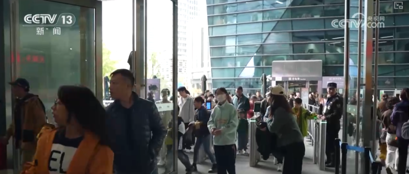 多元尝试打造快乐假期 “托底+协同”满足学生多样需求 | 多视角观察首个“秋假”↓