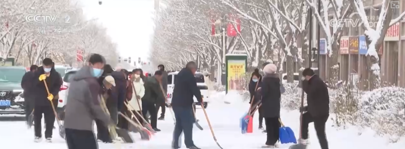 清扫、巡逻、走访……各部门协力应对风雪 保障道路畅通与群众生产生活