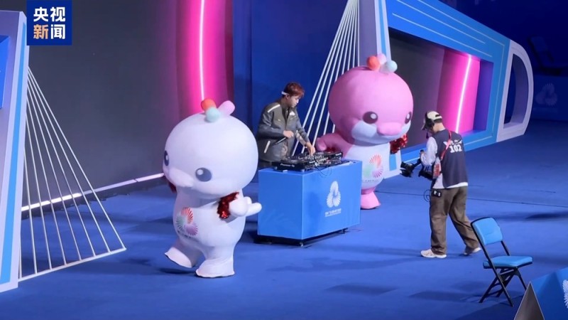 新闻周刊丨16斤玩偶服藏不住可爱 全运会吉祥物斗舞名场面