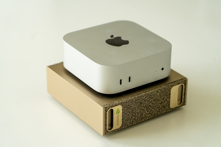 黄仁勋送马斯克的3万块个人超算,要借Mac Studio才能流畅运行?首批真实体验来了