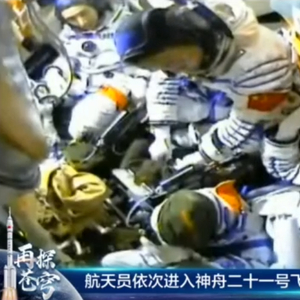 神二十一航天员张陆进入飞船返回舱