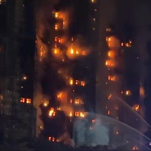 香港大埔火灾致14人不幸遇难，涉事楼房正维修外墙搭有棚架并覆盖棚网，专家曾分析此类火势猛烈蔓延的三因素
