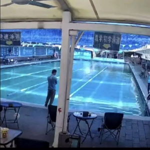 羽毛球运动员在游泳池溺亡，家属：有救生员走过来看了一眼又走了