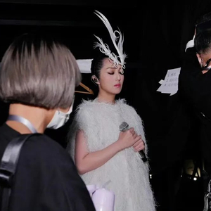 杨千嬅香港演唱会，全场默哀