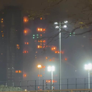 实探香港宏福苑大火现场：警员称第一次遇到这么大火，餐厅老板自发为救援人员送餐