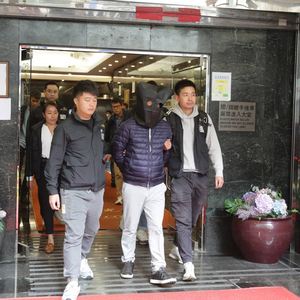 画面曝光！香港火灾涉事嫌疑人被拘捕，警方检获大批文件