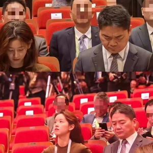 刘强东朋友圈喊话：“谁拍的照片？让我从此在老婆面前没有了自信”