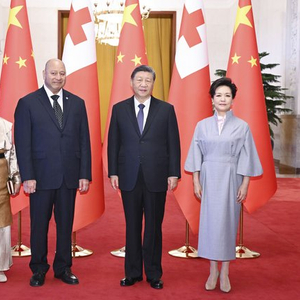 习近平会见汤加国王图普六世