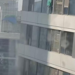 石家庄万象城一女子坠楼 目击者称心里不是滋味 警方：已出警处理