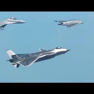 “玄龙”升空！空军首次发布有人无人协同画面