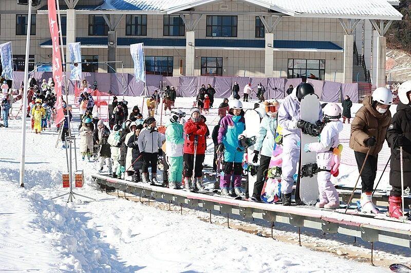 视频丨“踩人滑雪”骨折 脚转了270°!新雪季“开板”安全滑→