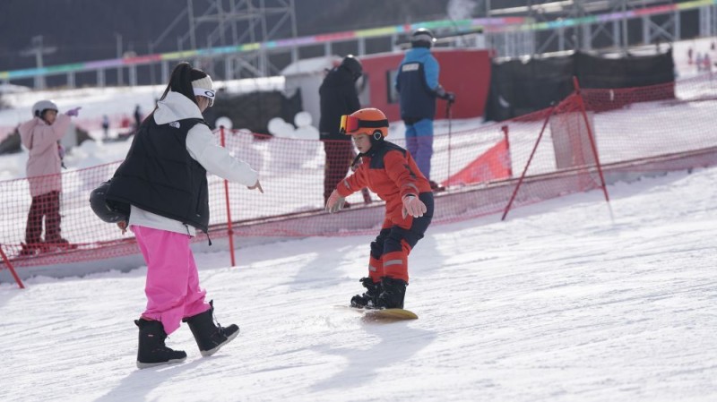 文旅新探丨新疆首个“雪假” 滑雪场成了孩子们的主场
