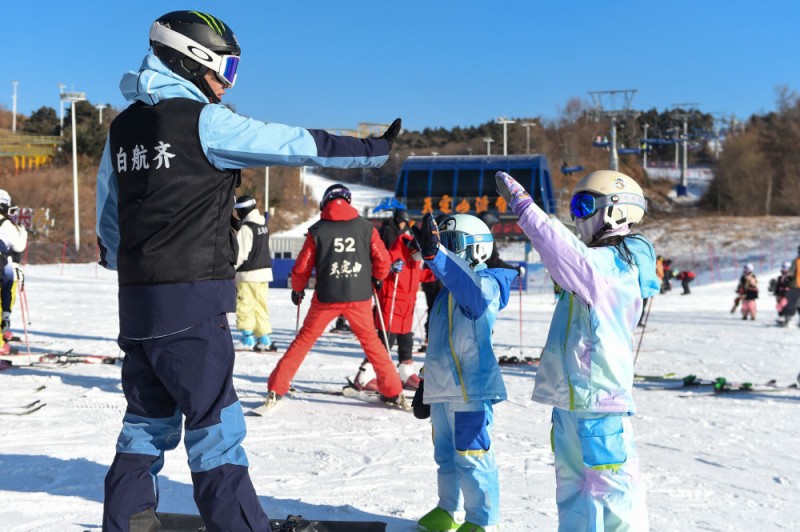 不只是“热经济”，更是“双向奔赴”！冰雪假期正当时