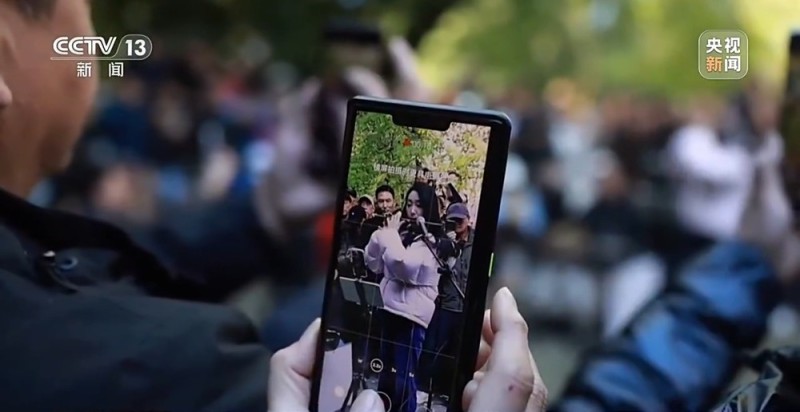 新闻周刊丨人民“演奏家”进公园 市民现场点歌不亦乐乎