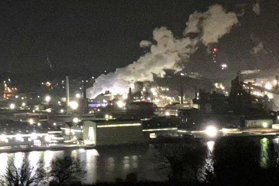 日本一钢铁厂发生爆炸并引发火灾 大火仍未扑灭