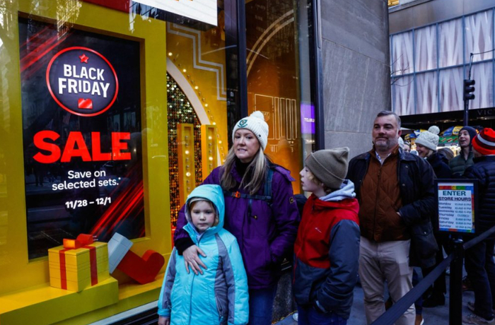 中国货物供应遇阻，商品涨价影响支出，关税令美国人迎来更昂贵“黑五”