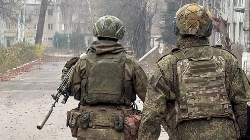 一边谈判桌一边烽火台：俄军拿下红军城后，俄乌终局怎么谈