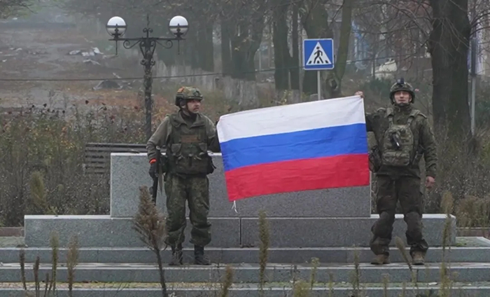 俄美谈停战无功而返，俄国旗插上“乌东心脏”