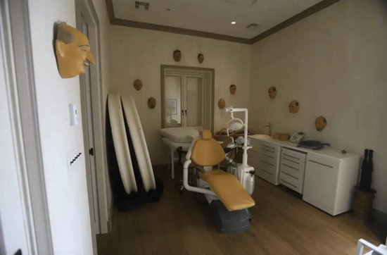 美议员首次公开爱泼斯坦“萝莉岛”照片及视频：卧室墙面挂满面具，疑有一把牙科椅，黑板上写着“权力”和“欺骗”