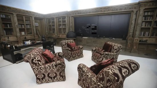 美议员首次公开爱泼斯坦“萝莉岛”照片及视频：卧室墙面挂满面具，疑有一把牙科椅，黑板上写着“权力”和“欺骗”