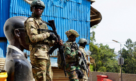 协议签了，两国总统手都没握，特朗普撮合的就这？