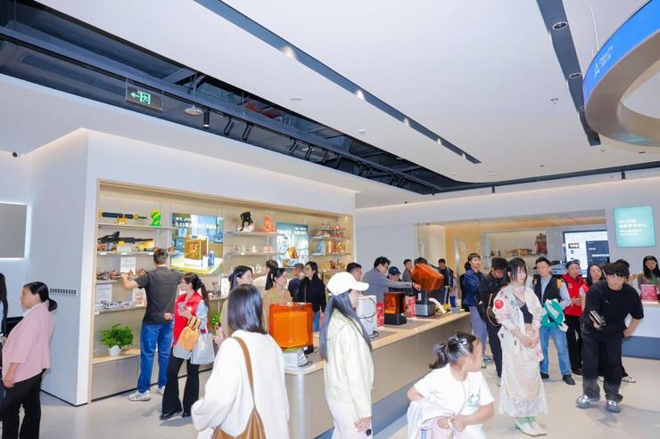 创想三维旗舰店开业:行业卷到线下了