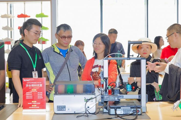 创想三维旗舰店开业:行业卷到线下了