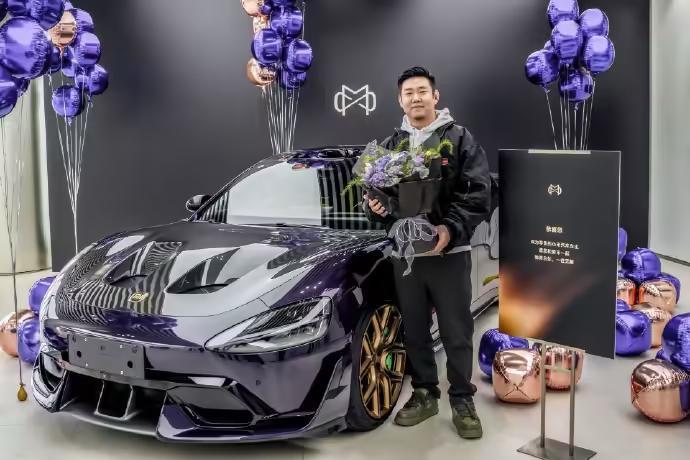 残暴!众擎T800机器人一脚踹翻老板,网友:多少带点私人恩怨;罗永浩硬件研发出意外,为「补贴家用」做播客;张予彤出任月之暗面总裁