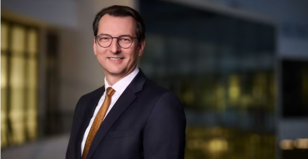 蓝战非回应遭绑架:被剥光衣服拍裸照、收集生物信息,不是自导自演;H200芯片获准出口中国,美国抽成25%;曝小米高层多人职务调整