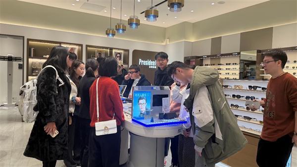 报价哄抬至1亿元!宇树、智元被曝竞逐2026春晚资格,智元机器人回应;京东斥资超34亿港元在香港买楼;某车企被曝下午三点半就下班