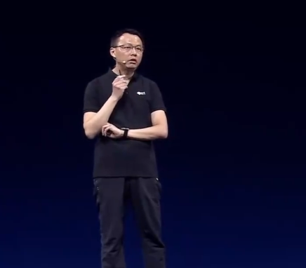 报价哄抬至1亿元!宇树、智元被曝竞逐2026春晚资格,智元机器人回应;京东斥资超34亿港元在香港买楼;某车企被曝下午三点半就下班