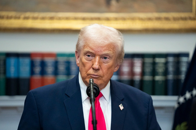 特朗普被曝当场转交电话：你们跟他说