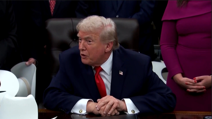 涉及大量知名人士！民主党人公布新一批爱泼斯坦案相关照片，特朗普、白宫回应