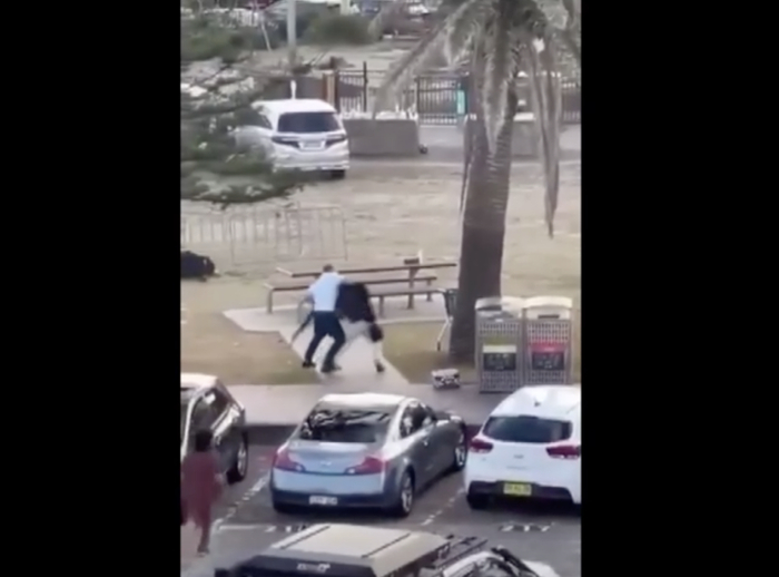 澳邦迪滩枪击案惊险一幕：路人男子在枪手射击时悄悄靠近，趁机成功夺枪