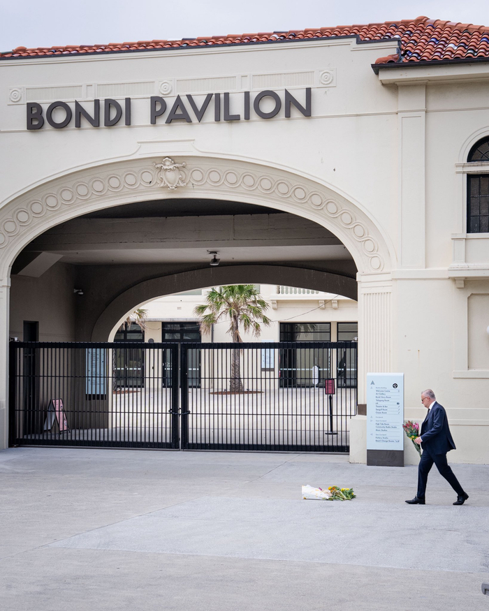 悉尼海滩枪击事件已致16人死亡，澳总理宣布：澳大利亚全国将降半旗悼念遇难者