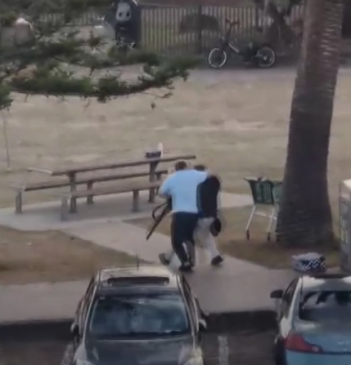 悉尼枪案已致12死29伤！男子勇夺一歹徒枪支，“很多人活下来全靠他”，一嫌疑人身份披露