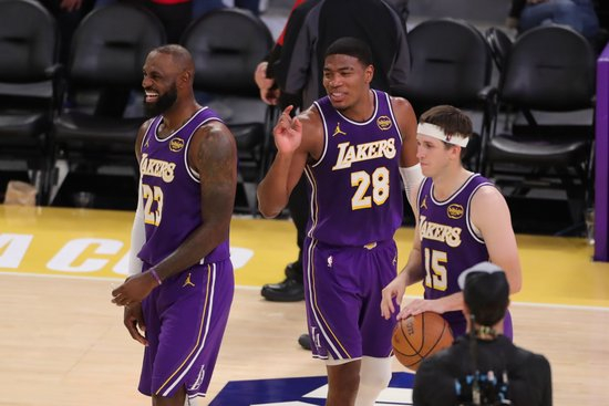 湖人没时间等了 该拿出所有首轮在这个截止日梭哈 再现东眉交易