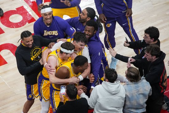 湖人没时间等了 该拿出所有首轮在这个截止日梭哈 再现东眉交易