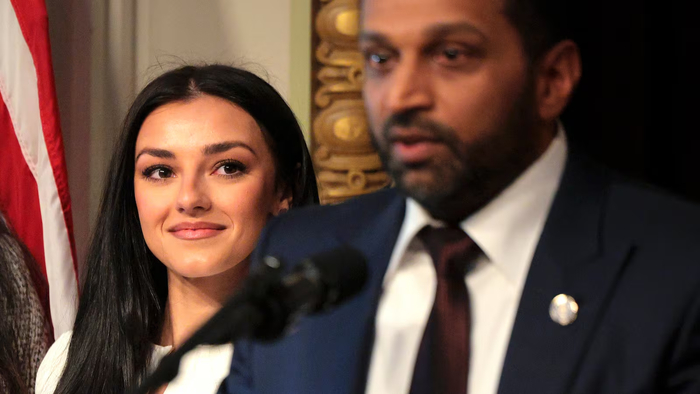 丑闻及争议声持续不断，FBI局长被女友公开“催婚”