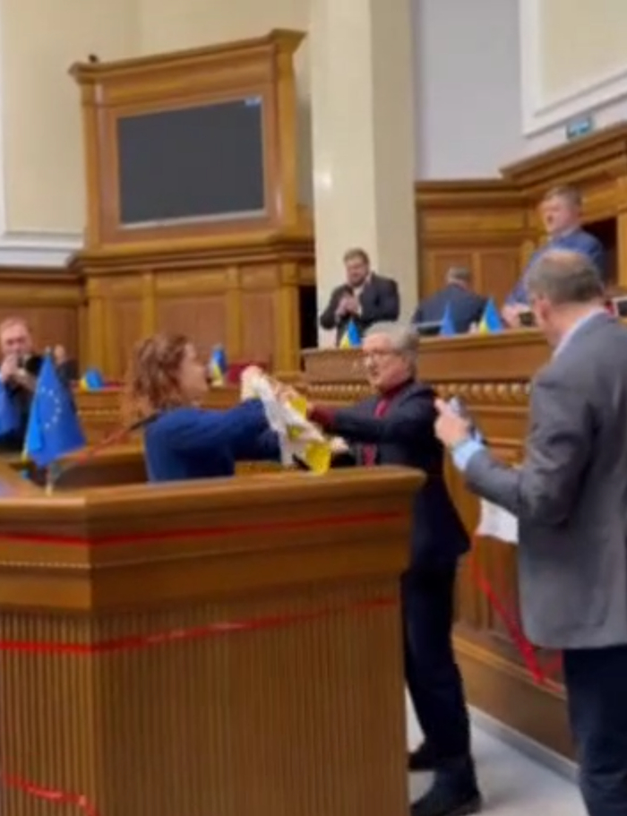 乌媒：乌女议员封锁议会讲台要求罢免乌军总司令，与其他议员爆发肢体冲突