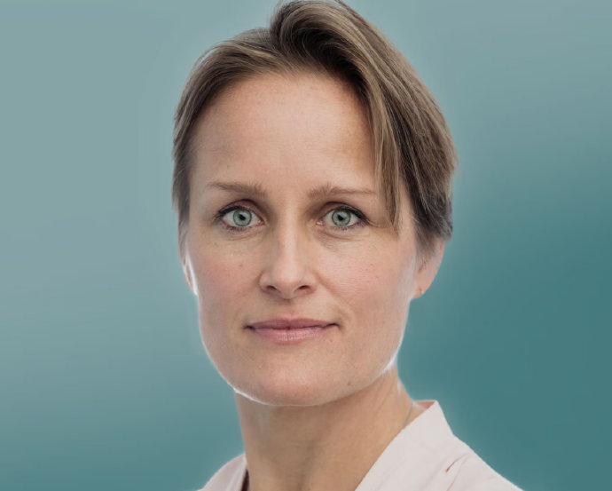 “007女上司”登台后首次演讲：要求特工精通编程，信息战让英国进入“不确定性时代”