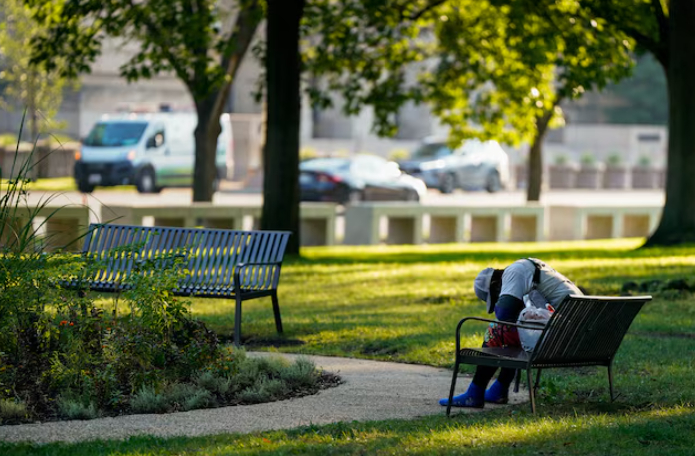 美法官阻止美政府对无家可归者拨款施加新限制条件