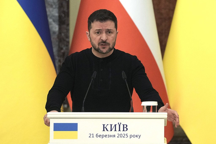 乌军称用无人机奔袭近2000公里击中俄方军舰！泽连斯基发声