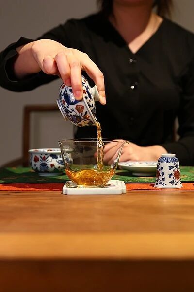 长期喝白开水和长期喝茶的人，谁更健康？