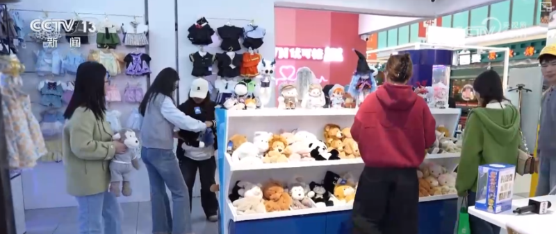 “悦己消费”持续升温带火“娃衣”大市场 开辟时尚玩偶圈新赛道