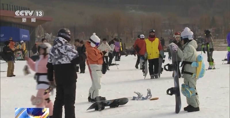专列、雪假、滑雪场开板 北方各地迎来“冰雪热”